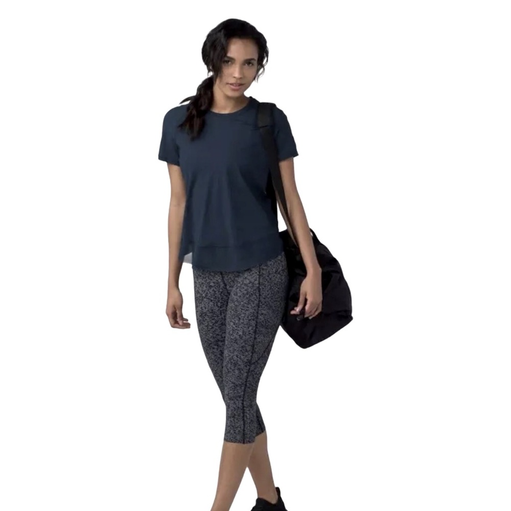 LULULEMON.NWOT. “Quick Pace”. Short Sleeve Tee w/ back open slit.Midnight Navy.6